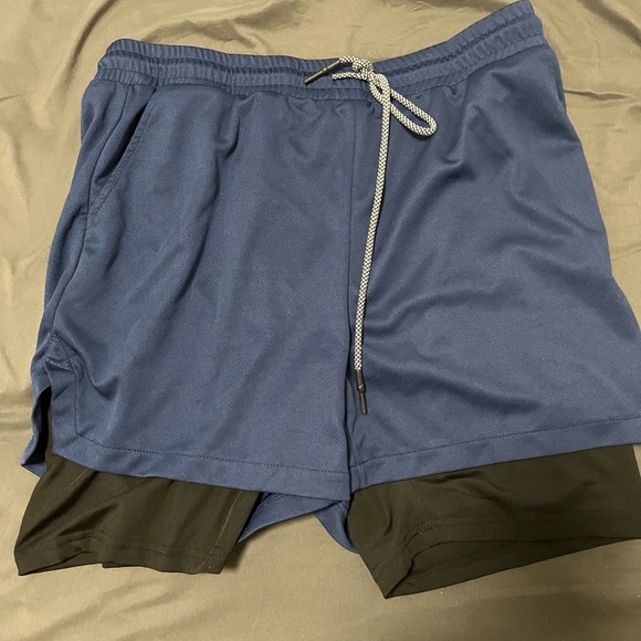 Running shorts large 30 to 34 with compression built in and cellphone holder - Picture 2 of 4